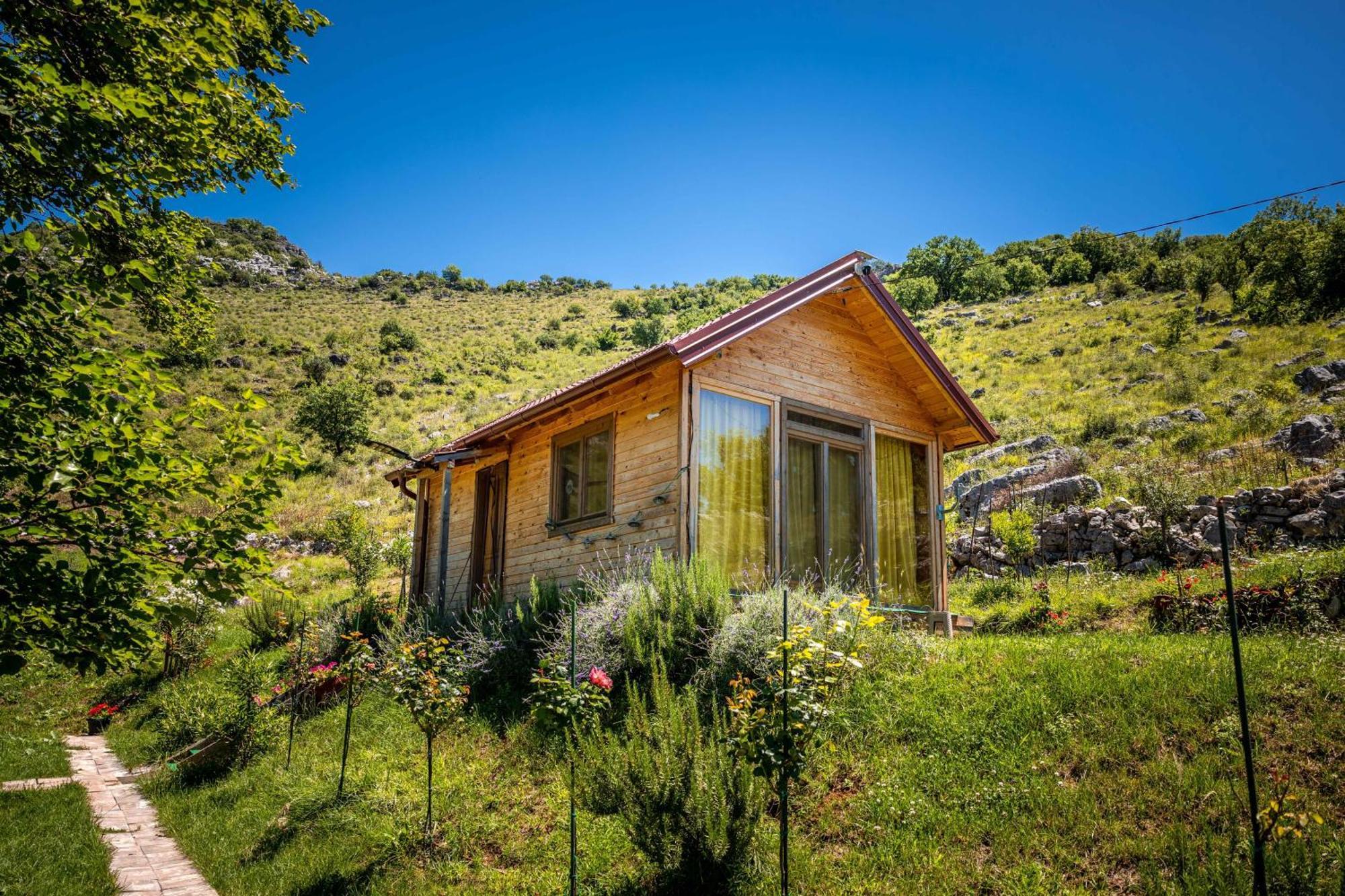 Golubovci Boljesestre Lake Retreat מראה חיצוני תמונה